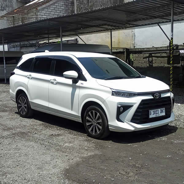Kami menyediakan layanan sewa dan carter mobil Toyota Avanza 5 tempat duduk untuk perjalanan di Surabaya ke seluruh kota di Jawa dan Bali dengan sopir profesional.