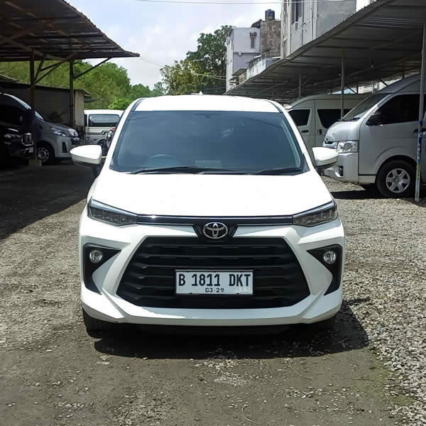 Kami menyediakan layanan sewa dan carter mobil Toyota Avanza 5 tempat duduk untuk perjalanan di Surabaya ke seluruh kota di Jawa dan Bali dengan sopir profesional.