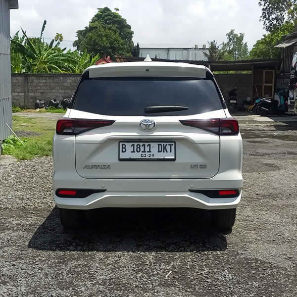 Kami menyediakan layanan sewa dan carter mobil Toyota Avanza 5 tempat duduk untuk perjalanan di Surabaya ke seluruh kota di Jawa dan Bali dengan sopir profesional.