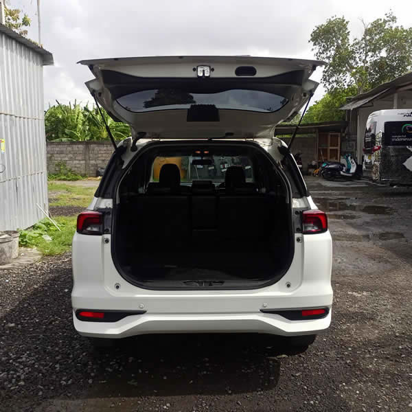 Kami menyediakan layanan sewa dan carter mobil Toyota Avanza 5 tempat duduk untuk perjalanan di Surabaya ke seluruh kota di Jawa dan Bali dengan sopir profesional.