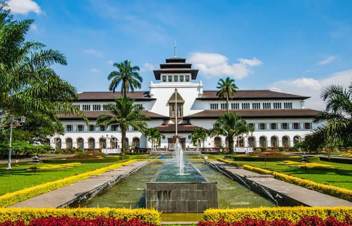 Antar Jemput Bandara Surabaya ke Bandung Jawa Barat dan Carter Mobil.