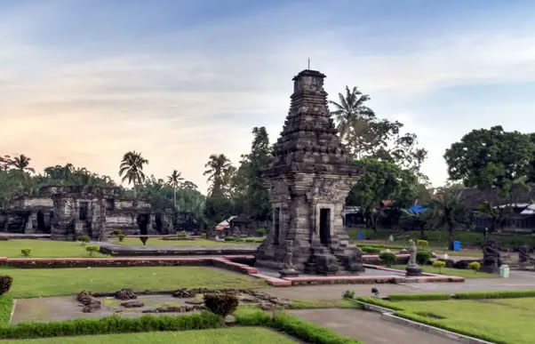 Antar Jemput Bandara Surabaya ke Blitar Jawa Timur dan Carter Mobil.