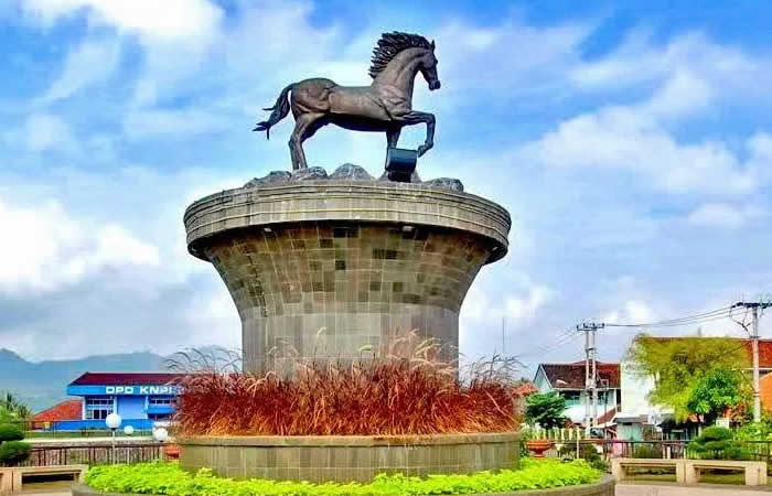 Antar Jemput Bandara Surabaya ke Kuningan Jawa Barat dan Carter Mobil.