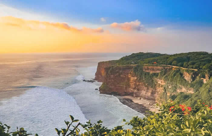Antar Jemput Bandara Surabaya ke Uluwatu Bali dan Carter Mobil.